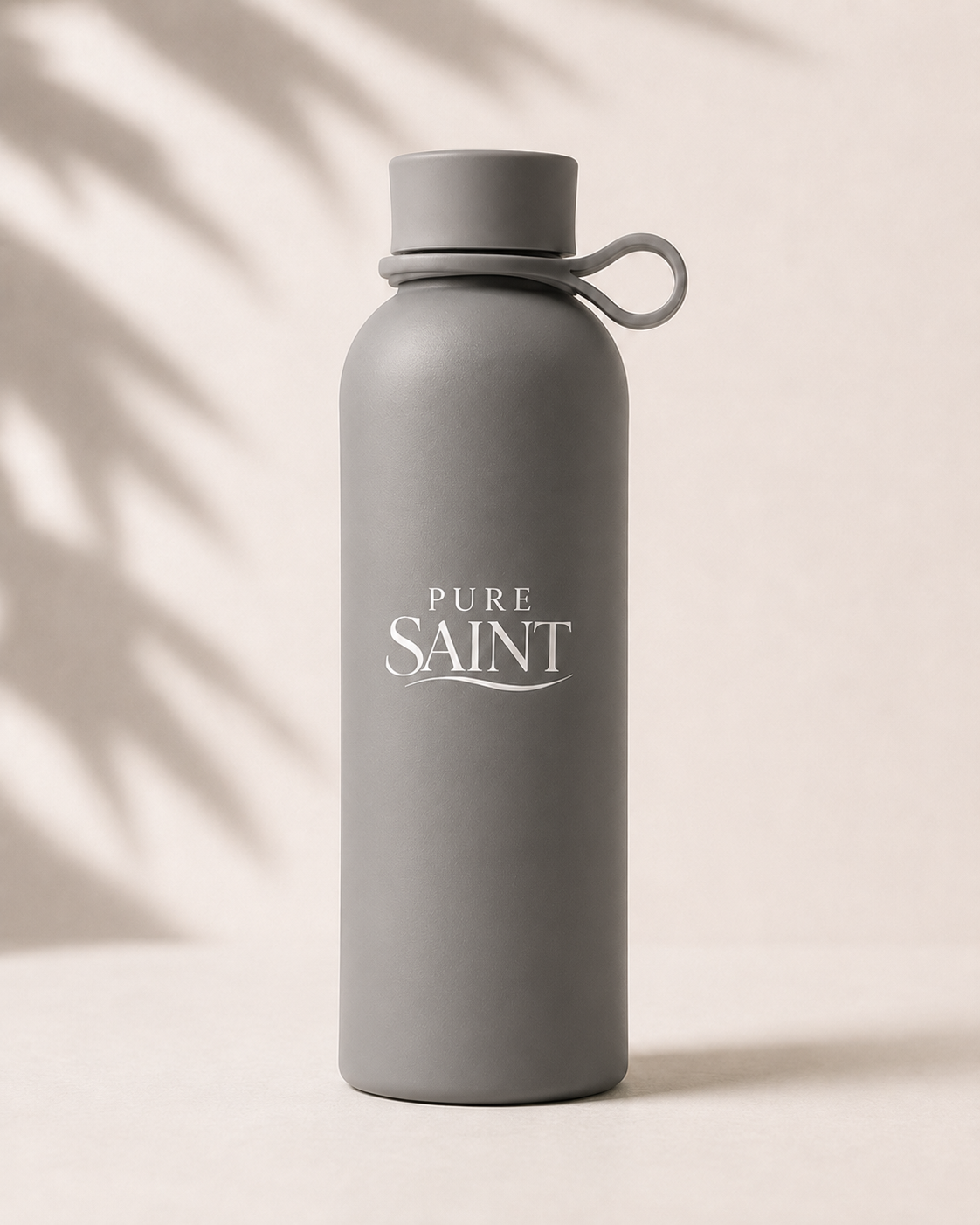 Pure Saint Stone Grey Trinkflasche mit sichtbarem Logo und mattem Finish